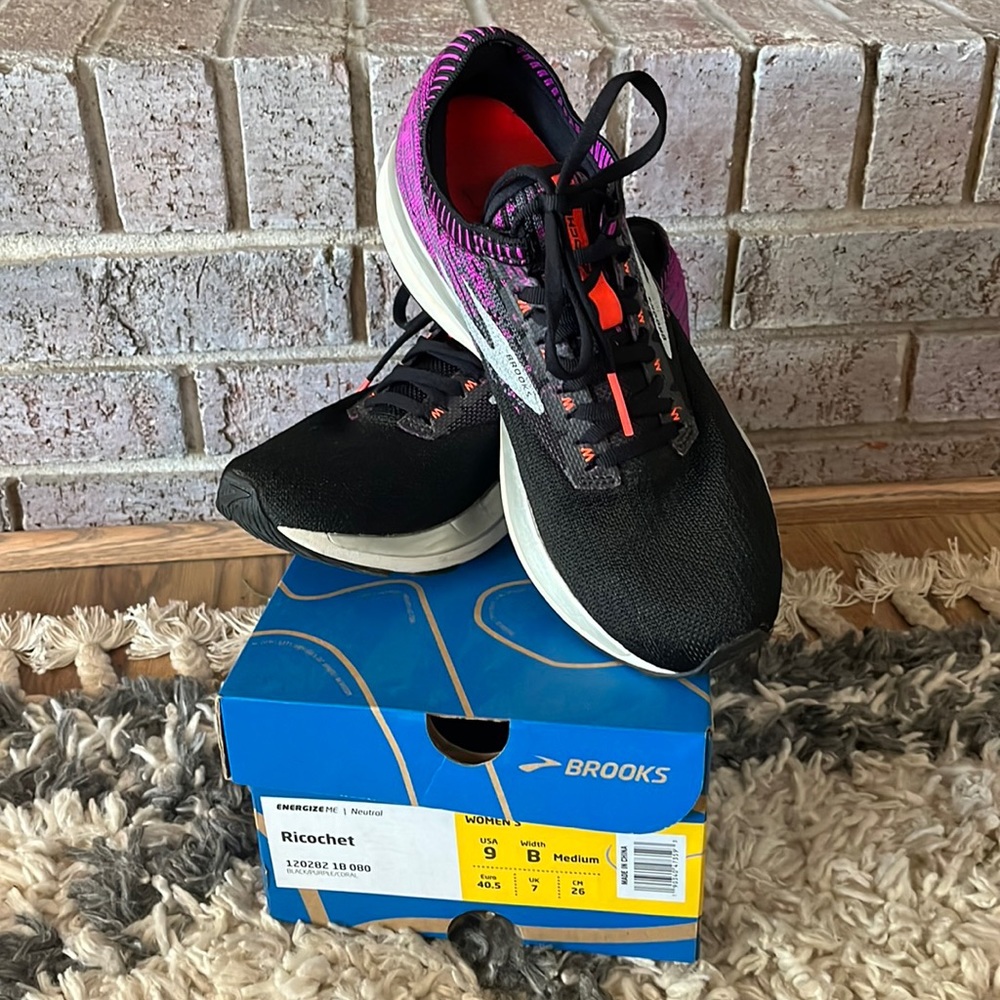 Brooks size 9 Ricochet shoes